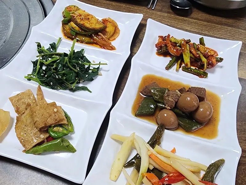 정갈하게 담겨 나온 밑반찬