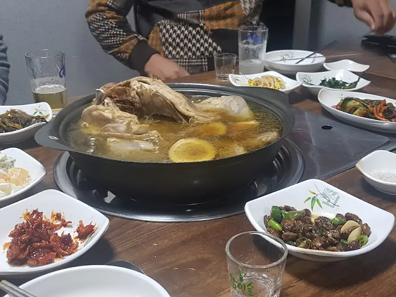 푸짐하게 끓여져 나온 닭볶음탕