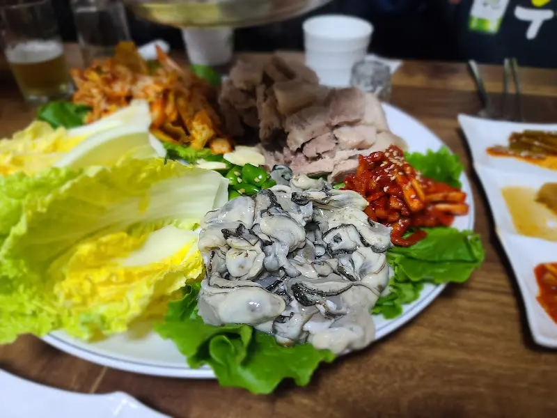 푸짐한 굴보쌈 한 상 차림