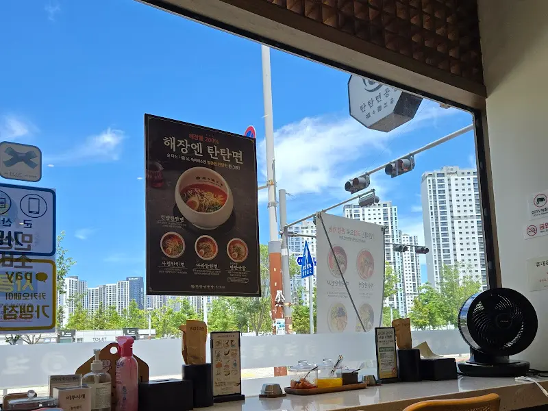 탄탄면공방 매장 내부