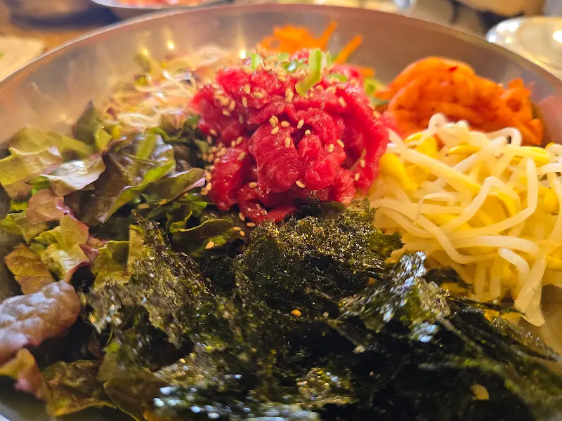 푸짐한 육회비빔밥 한 상 차림