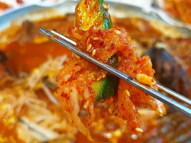 젓가락으로 집어 올린 명태조림 한 점