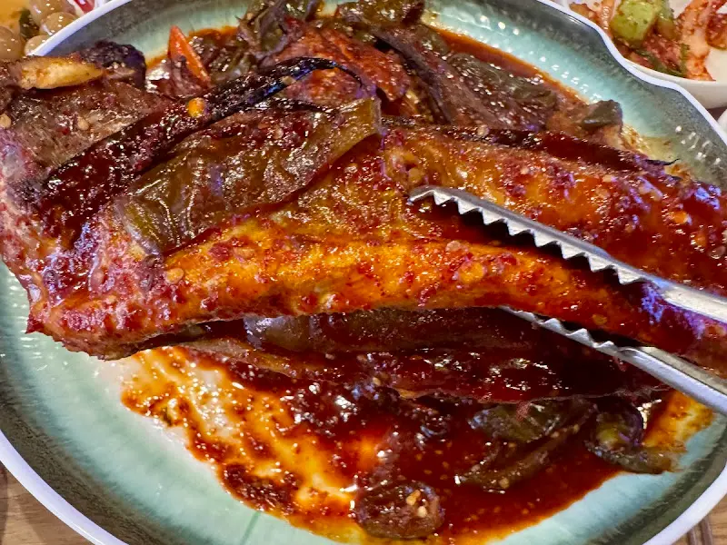 명태 살을 발라 밥 위에 얹은 모습