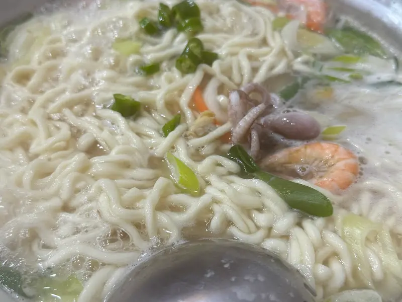 해물칼국수의 면과 해산물