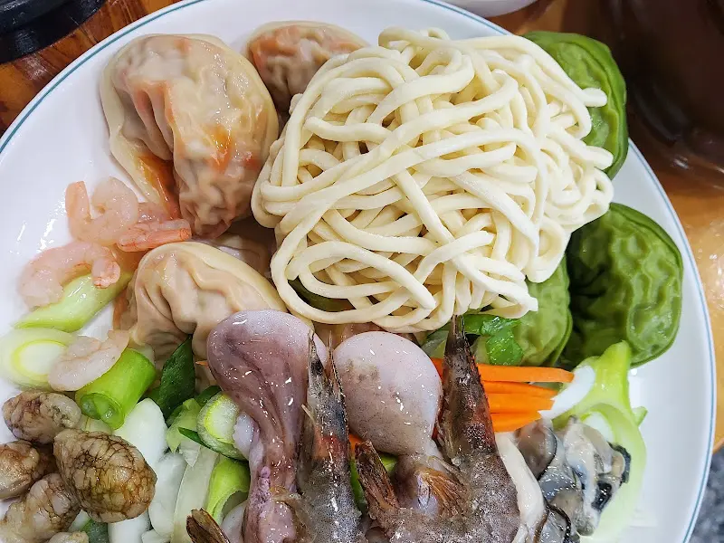 해물, 만두, 면이 함께 담긴 접시