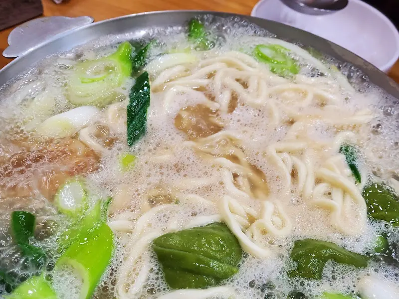 칼국수가 끓고 있는 모습