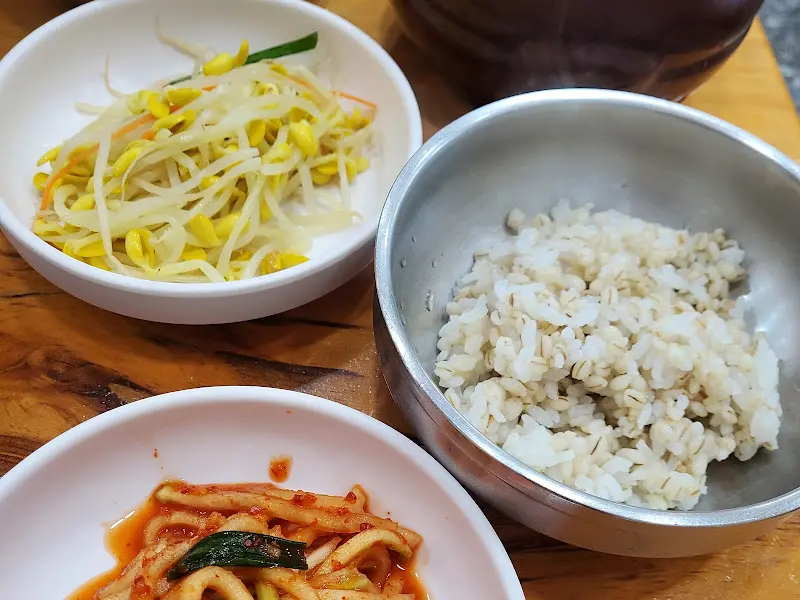 보리밥과 곁들임 반찬