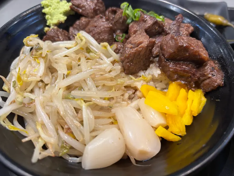 연어 덮밥의 클로즈업 샷