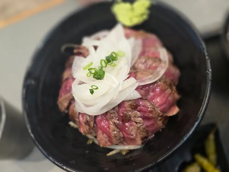 스테이크 덮밥의 아름다운 자태