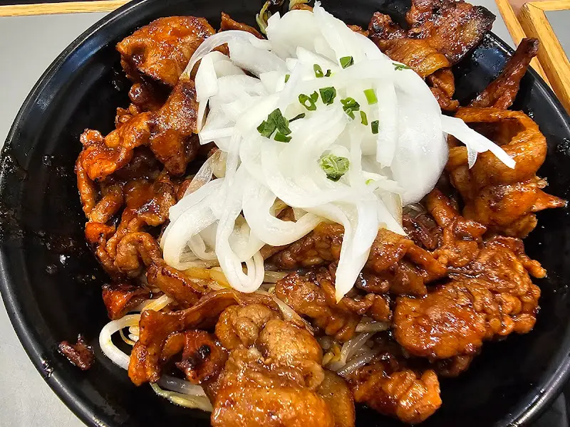 푸짐한 포크 슬라이스 덮밥