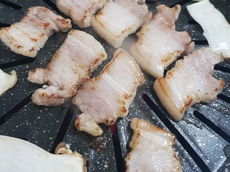 맛있게 구워진 삼겹살