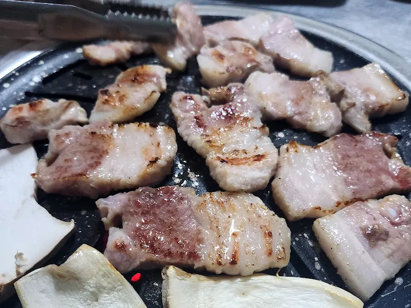 잘 구워진 삼겹살