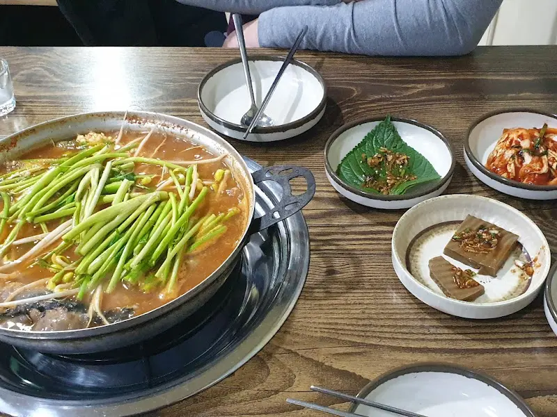 대구 지리탕과 밑반찬 한 상
