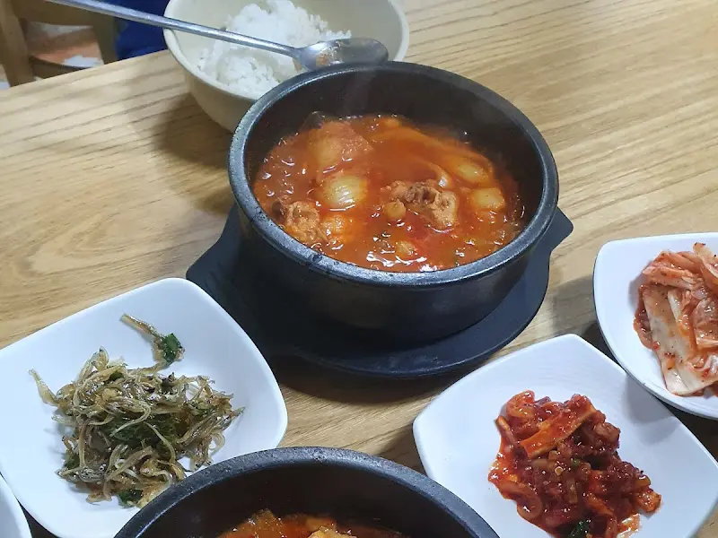반찬과 김치찌개