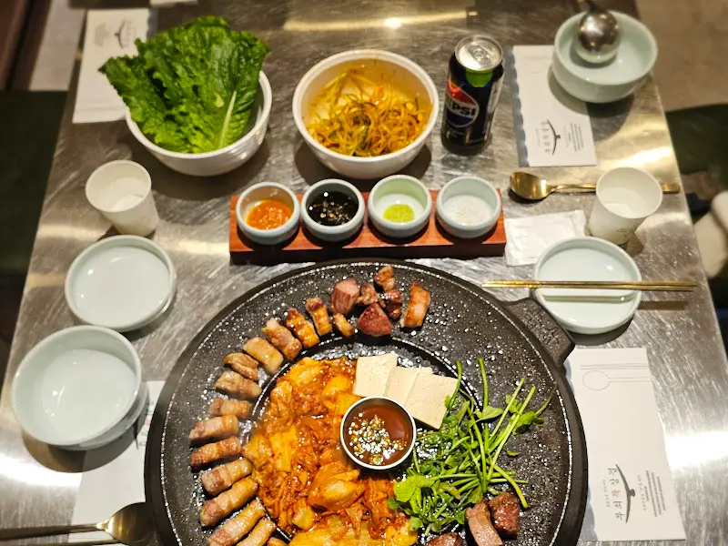 무쇠뚝삼겹 김치말이국수