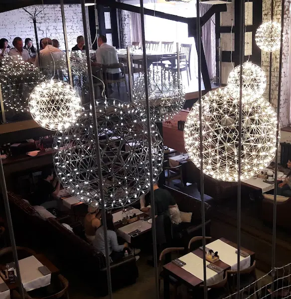 은은한 조명이 비추는 식당 내부