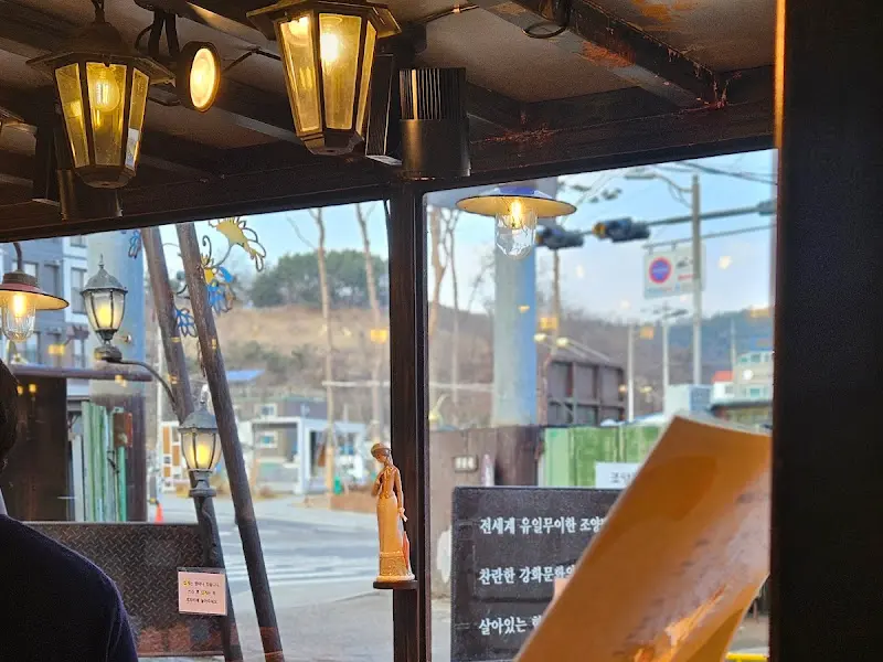 카페 내부 조명