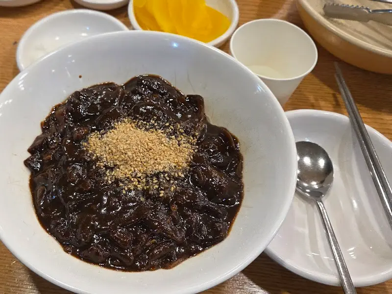 윤기가 자르르 흐르는 짜장면 위에 뿌려진 깨