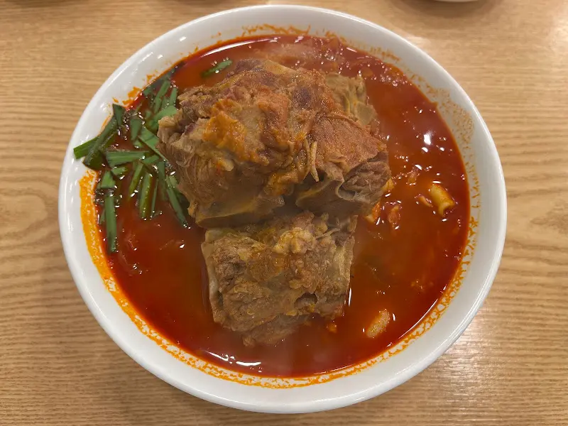 큼지막한 등뼈 두 덩이가 시선을 강탈하는 뼈대있는 짬뽕