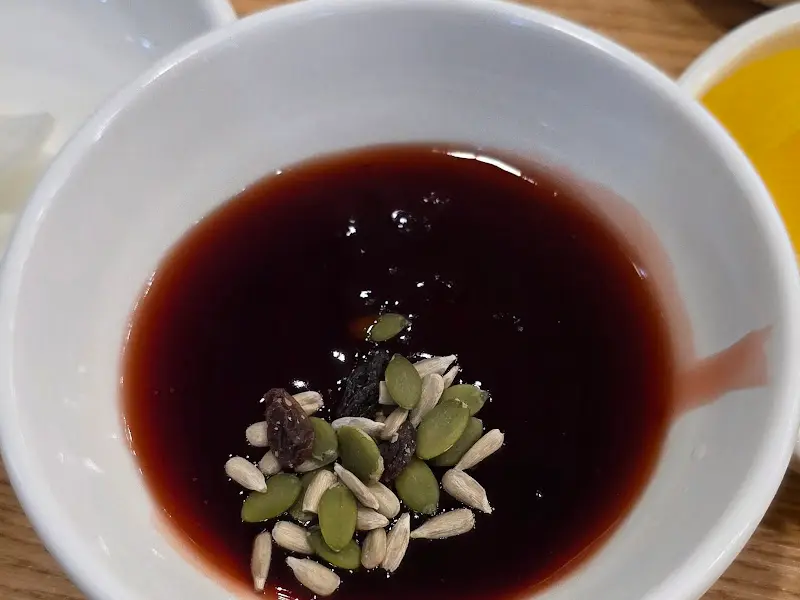 잣, 해바라기씨, 건포도 등 견과류가 듬뿍 들어간 탕수육 소스