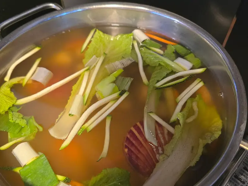 칼국수 국물 속 채소