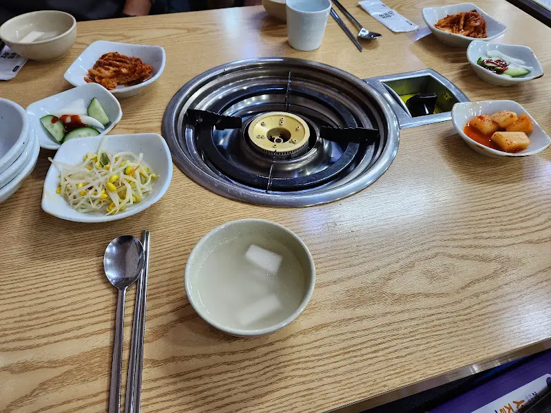 기본 반찬이 세팅된 테이블