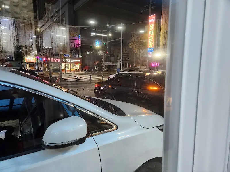 가게 앞 주차된 차량들