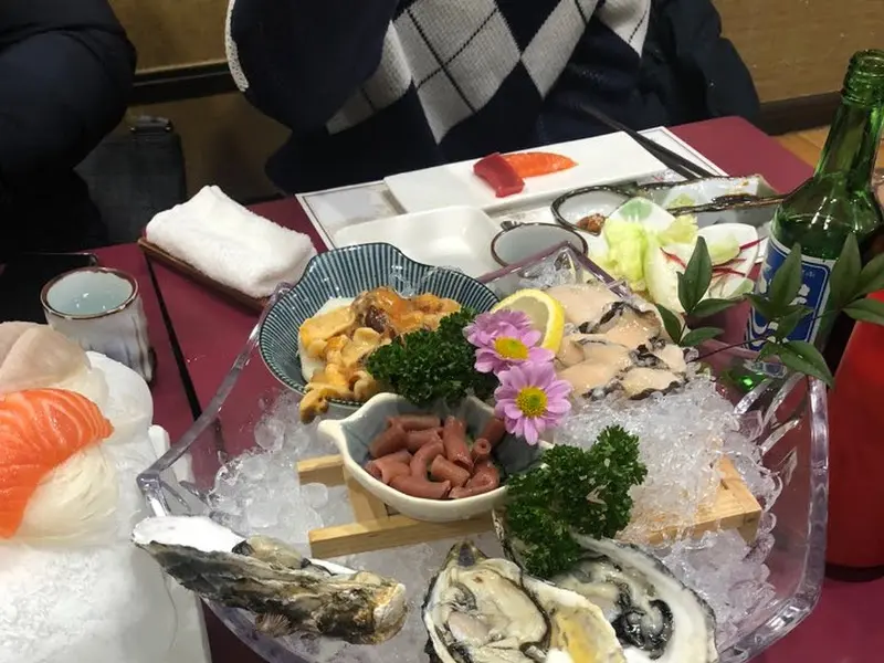 다채로운 재료가 돋보이는 세이로무시