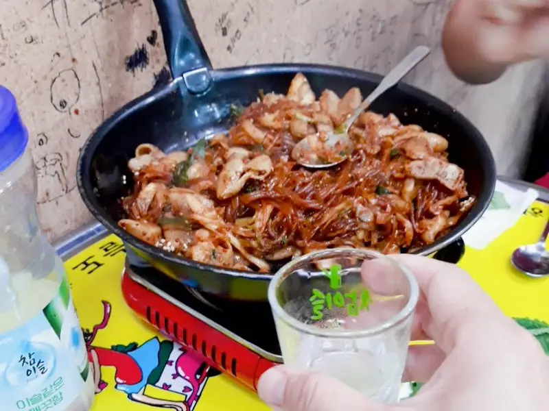 곱창과 함께 즐기는 술 한 잔