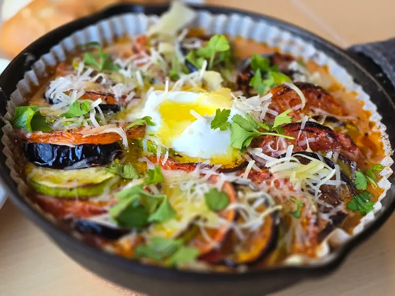 팬에 담겨져 나온 라따뚜이 클로즈업