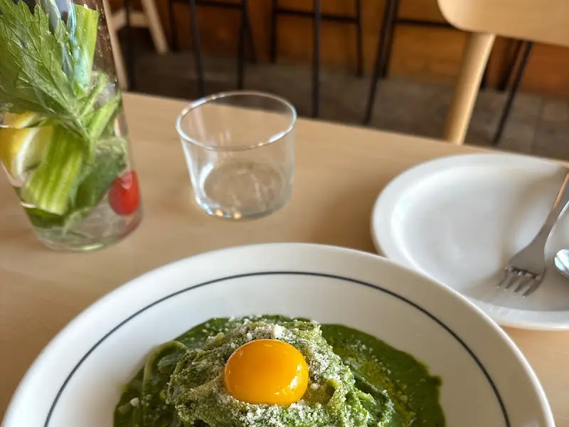 계란 노른자가 올려진 레몬 파스타