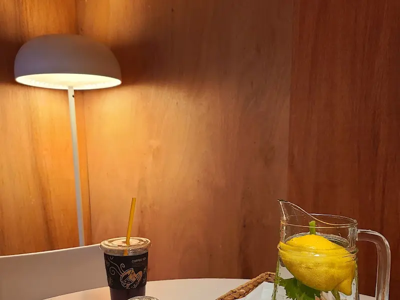 테이블 위에 놓인 음료와 램프