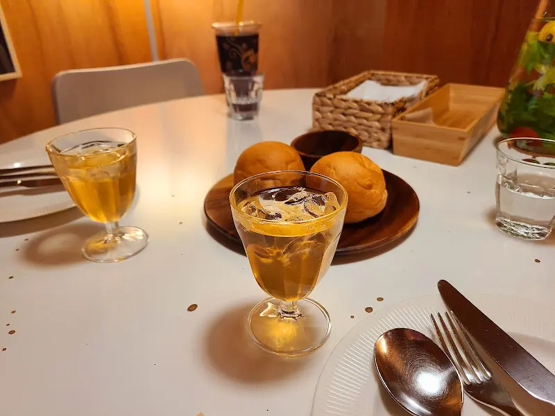 테이블 위에 놓인 애플 주스와 빵