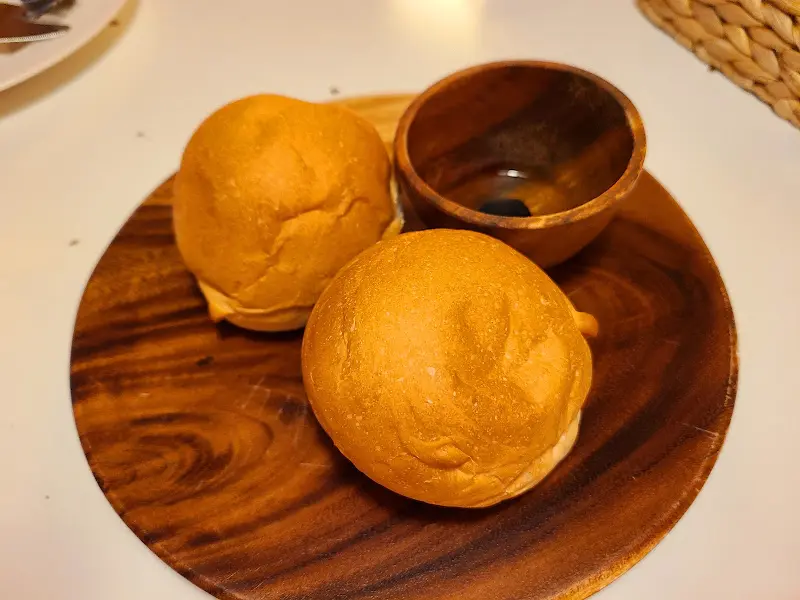 나무 도마 위에 놓인 빵