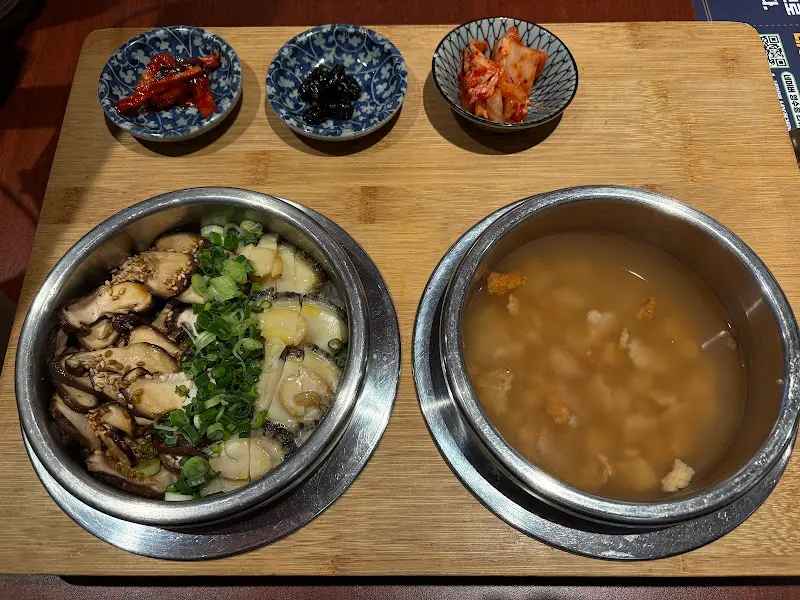 정갈하게 차려진 전복솥밥 한상차림