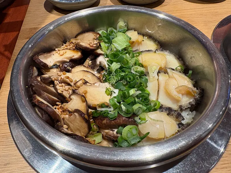 전복과 버섯이 듬뿍 올라간 전복 솥밥