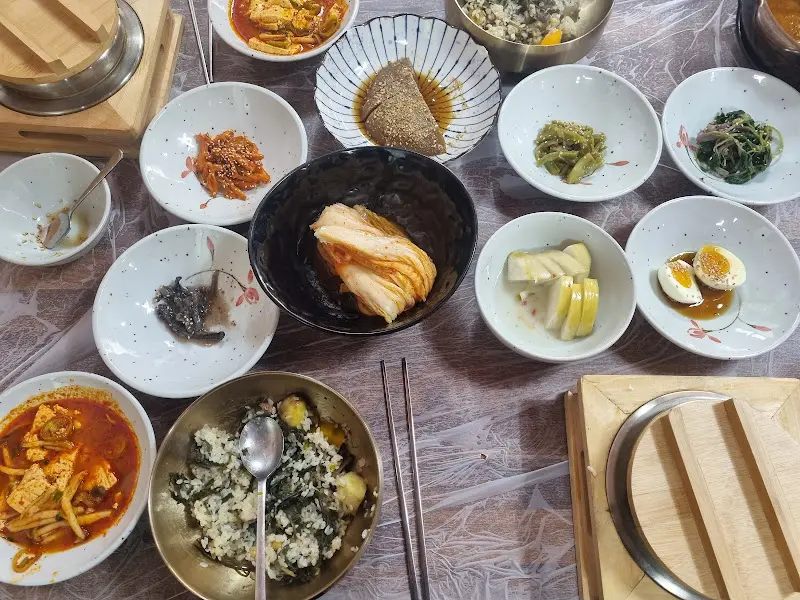 돌물레 전체 상차림