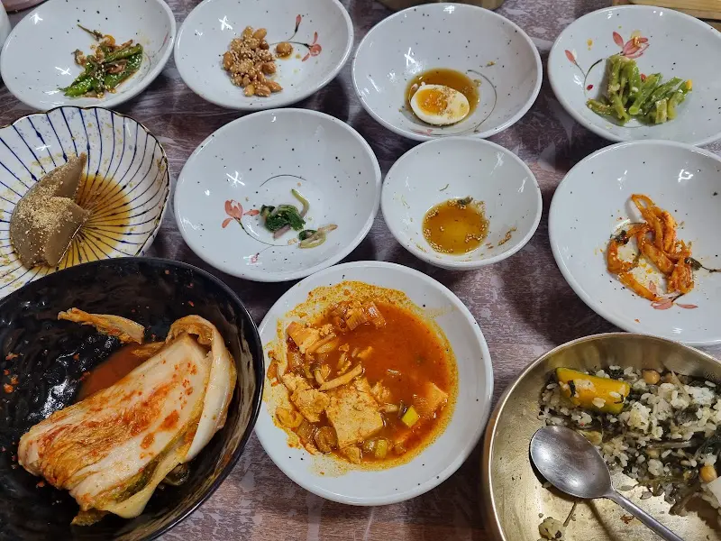 식사 후 빈 그릇들