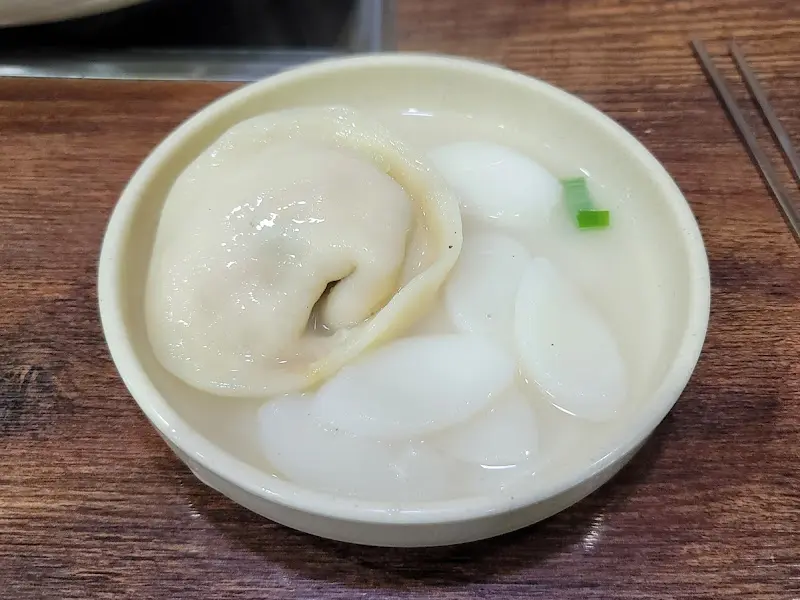 개인 그릇에 담겨 나온 떡만둣국