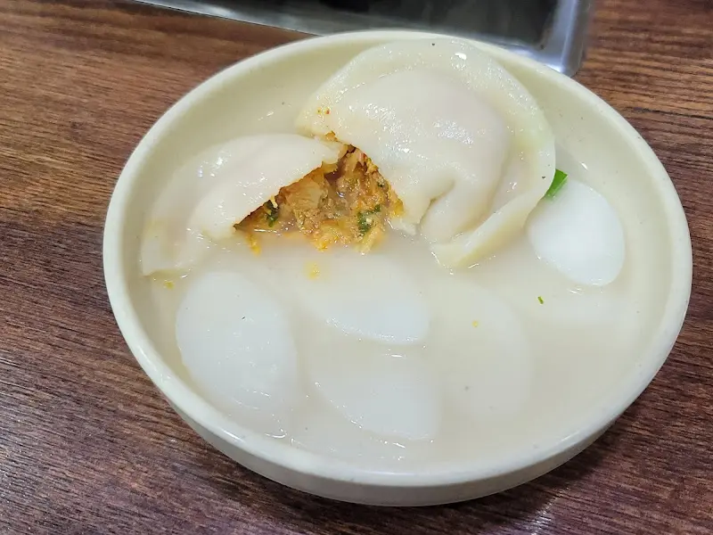 반으로 갈라진 김치만두의 단면