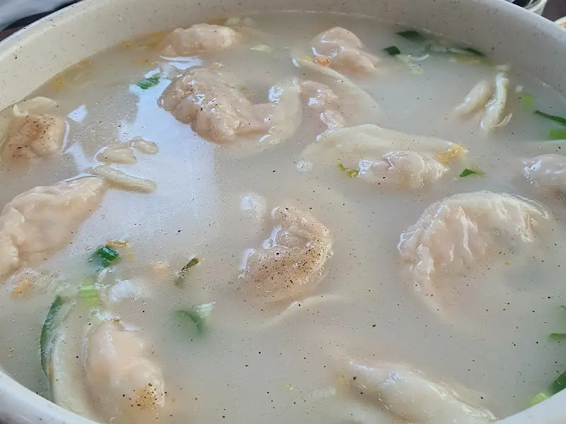 만두와 떡이 가득한 떡만둣국