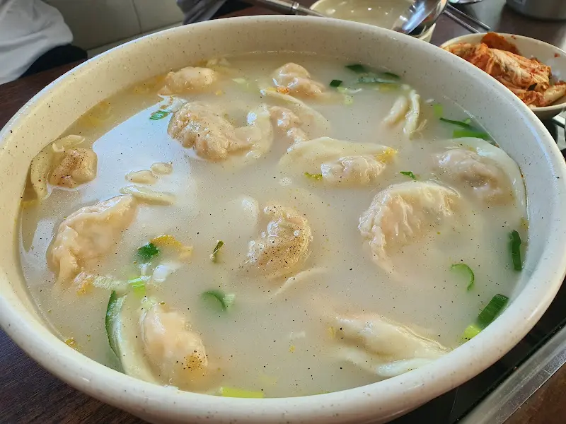 푸짐한 양의 떡만둣국