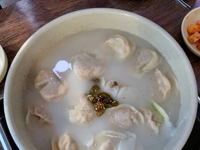 후추가 뿌려진 떡만둣국