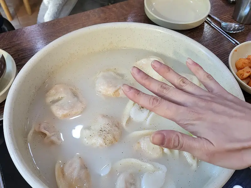 만두를 가리키는 손