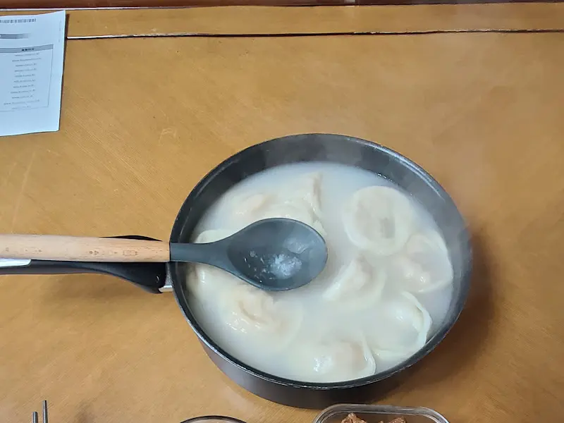 냄비에 담긴 떡만둣국