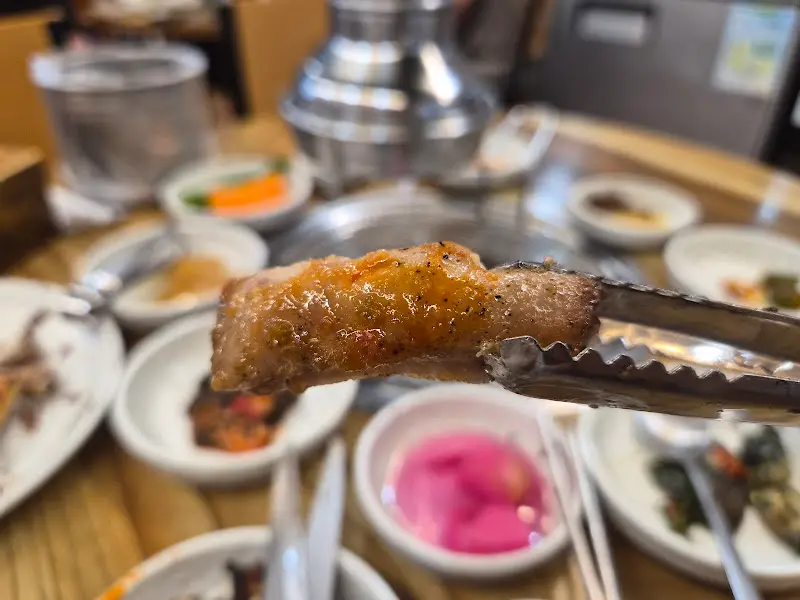 쪽갈비를 집게로 들어올린 모습