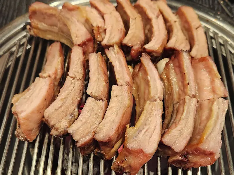 숯불 위에 올려진 쪽갈비