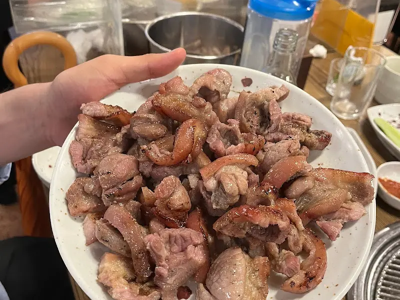 접시에 담긴 생족발구이