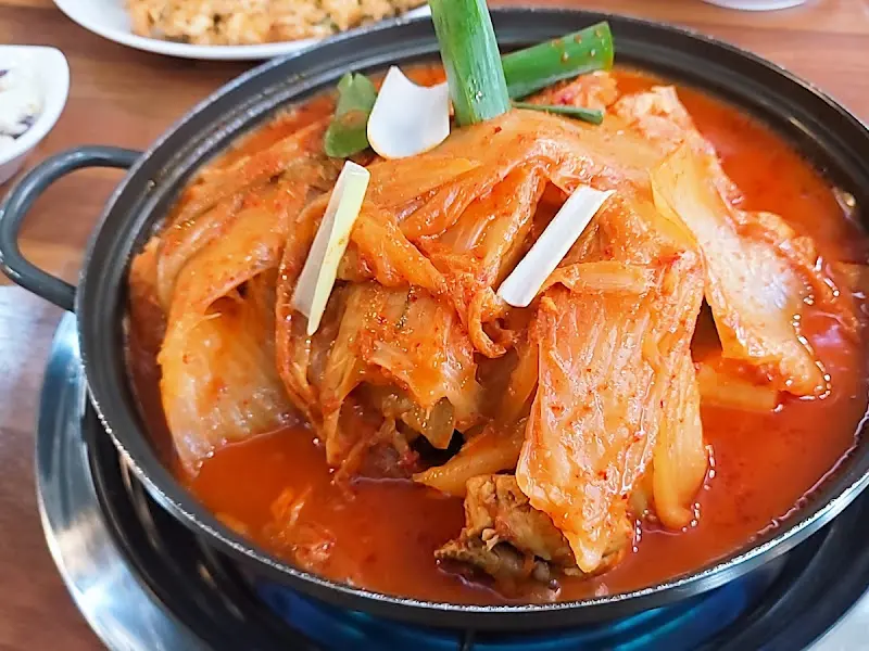 묵은지와 닭고기가 듬뿍 들어간 닭볶음탕