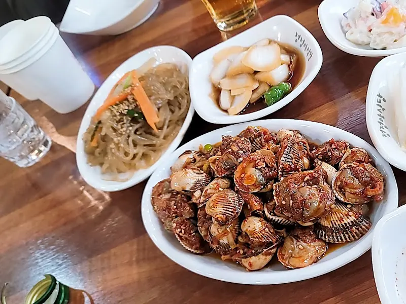 다양한 곁들임 메뉴는 정정아식당의 또 다른 매력